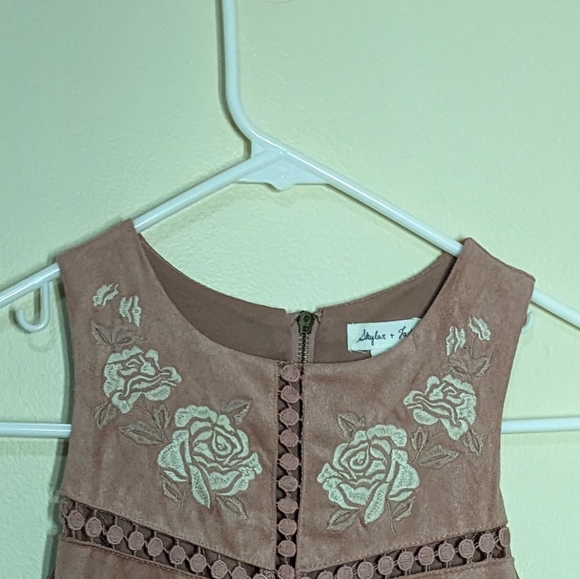 Velvet dress with flower embroidery - Picture 3 of 3